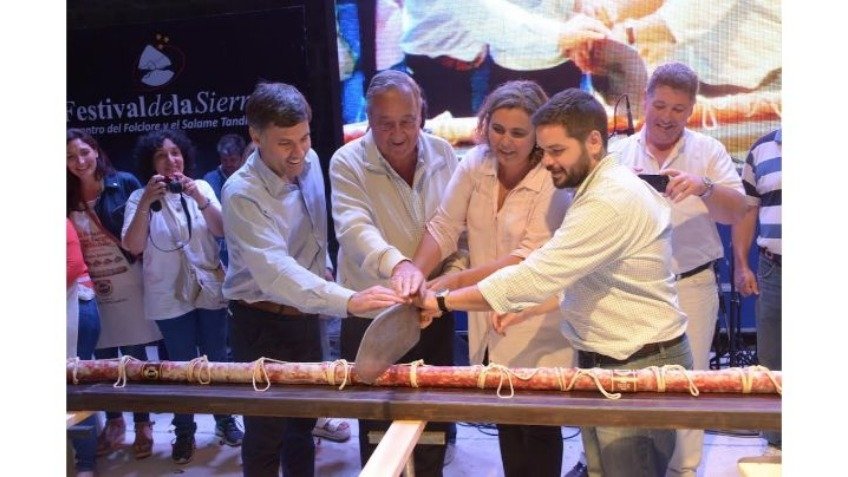 Juana Echezarreta, presidenta del Consejo del DOT, durante el corte del salame más largo de Argentina junto al intendente Lunghi.